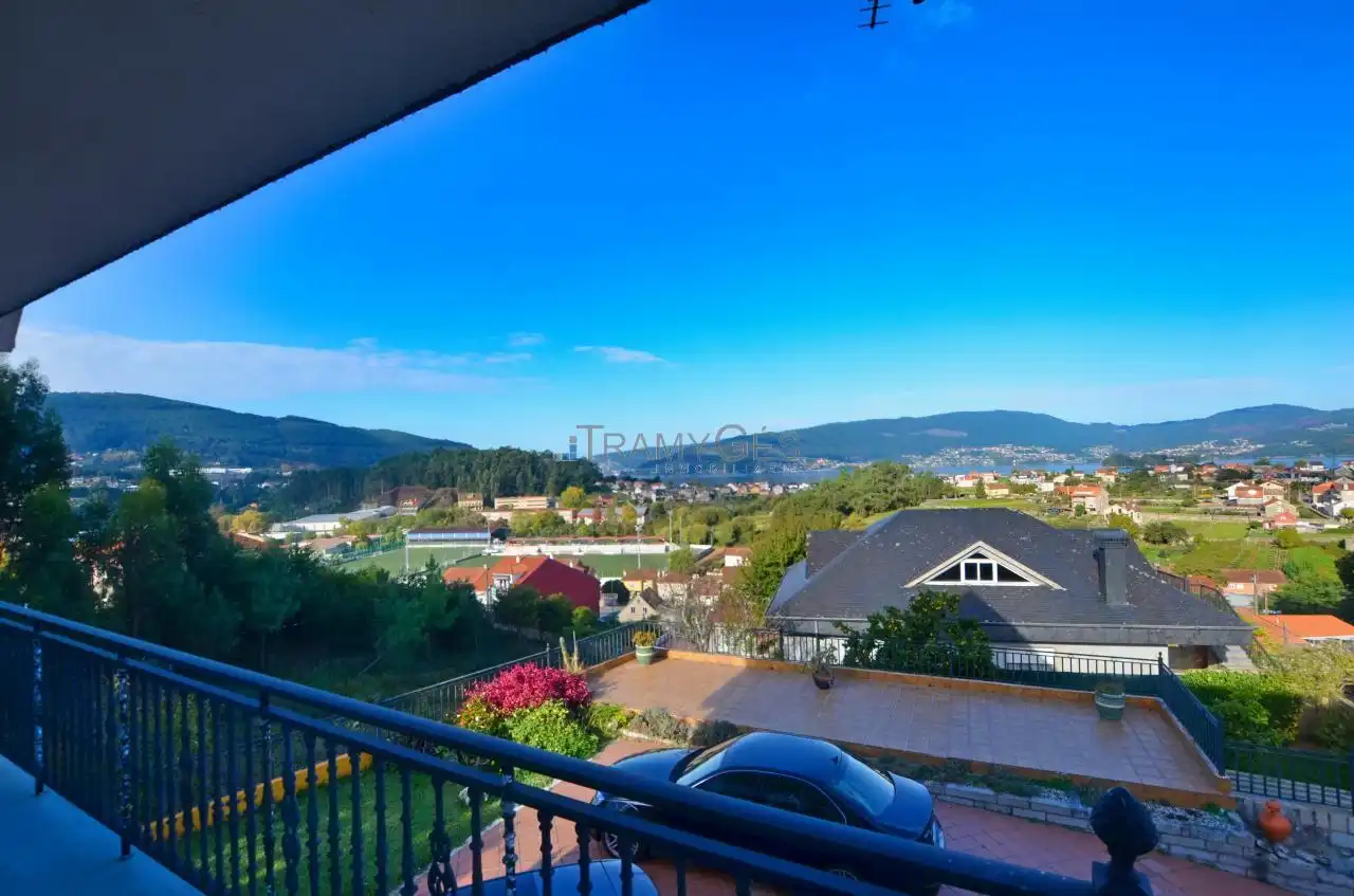 Vista exterior de Casa o xalet en venda en Redondela amb Calefacció, Jardí privat i Terrassa