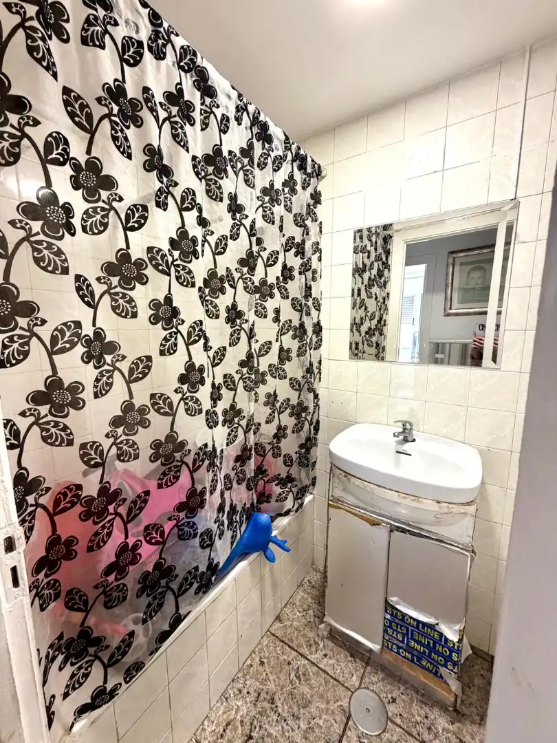 Bathroom of Flat for sale in Madrid  with Air Conditioner, Heating and Storage room