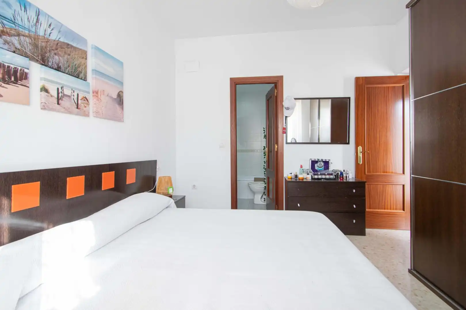 Schlafzimmer von Einfamilien-Reihenhaus zum Verkauf in Bormujos mit Klimaanlage und Terrasse