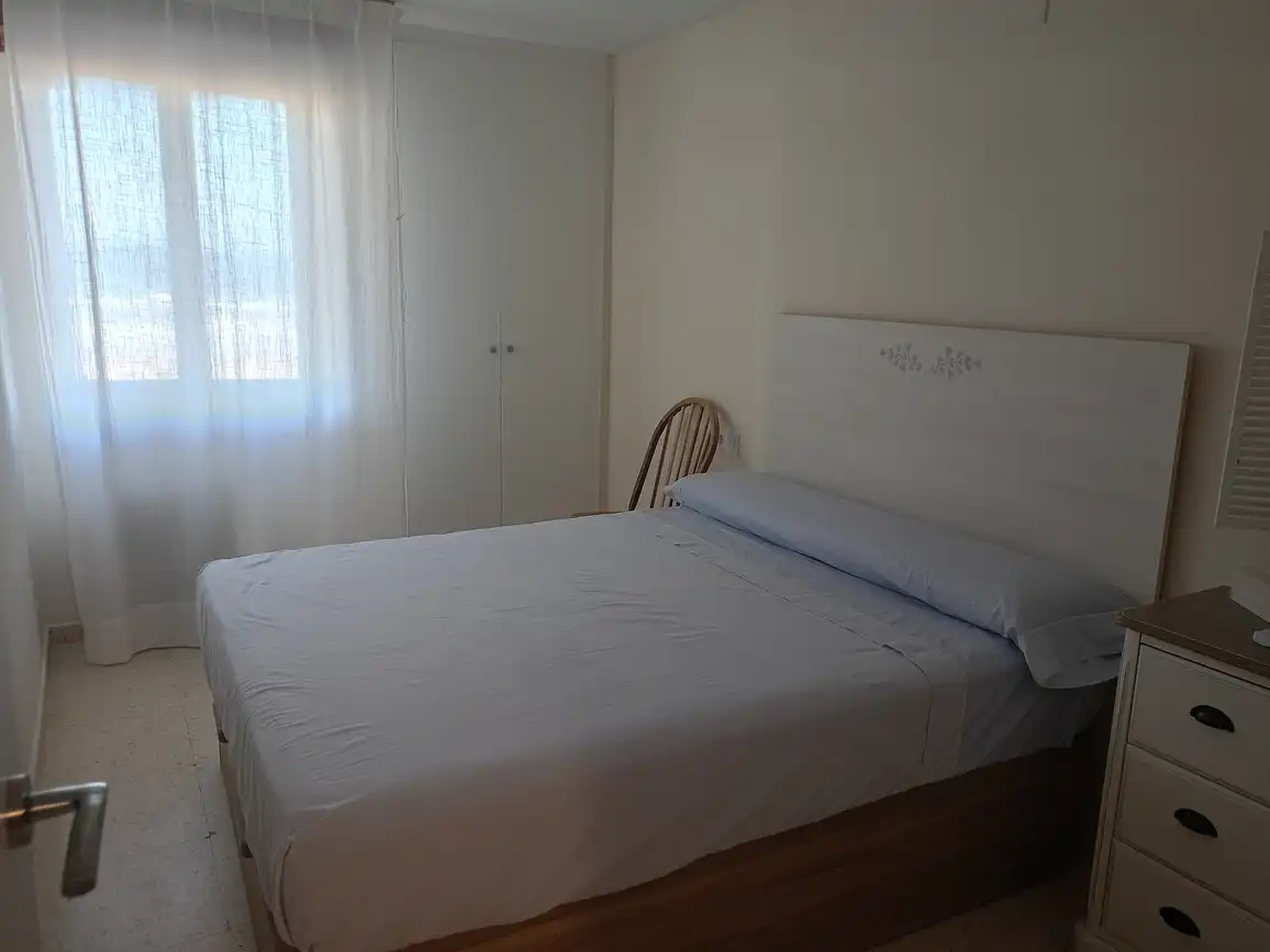Dormitori de Apartament de lloguer en Gandia amb Aire condicionat, Terrassa i Moblat