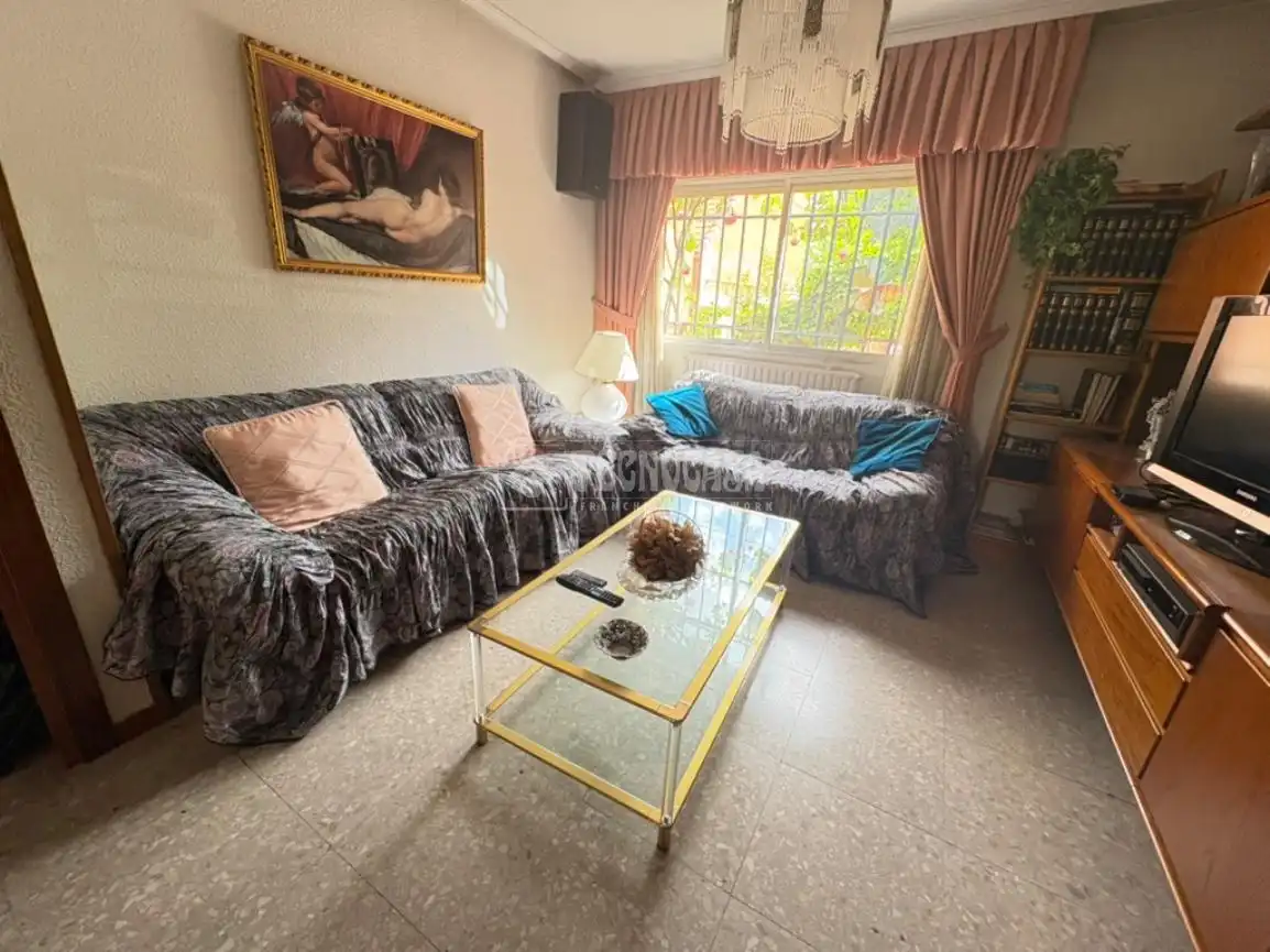 Sala d'estar de Casa adosada en venda en Getafe amb Calefacció, Jardí privat i Terrassa