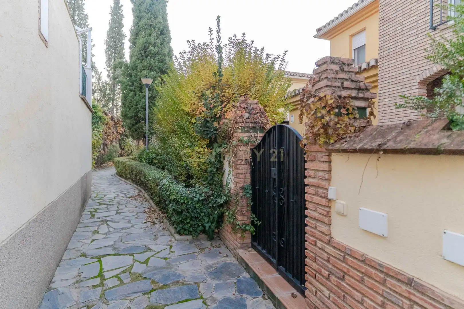 Vista exterior de Casa adosada en venda en La Zubia amb Aire condicionat, Jardí privat i Traster