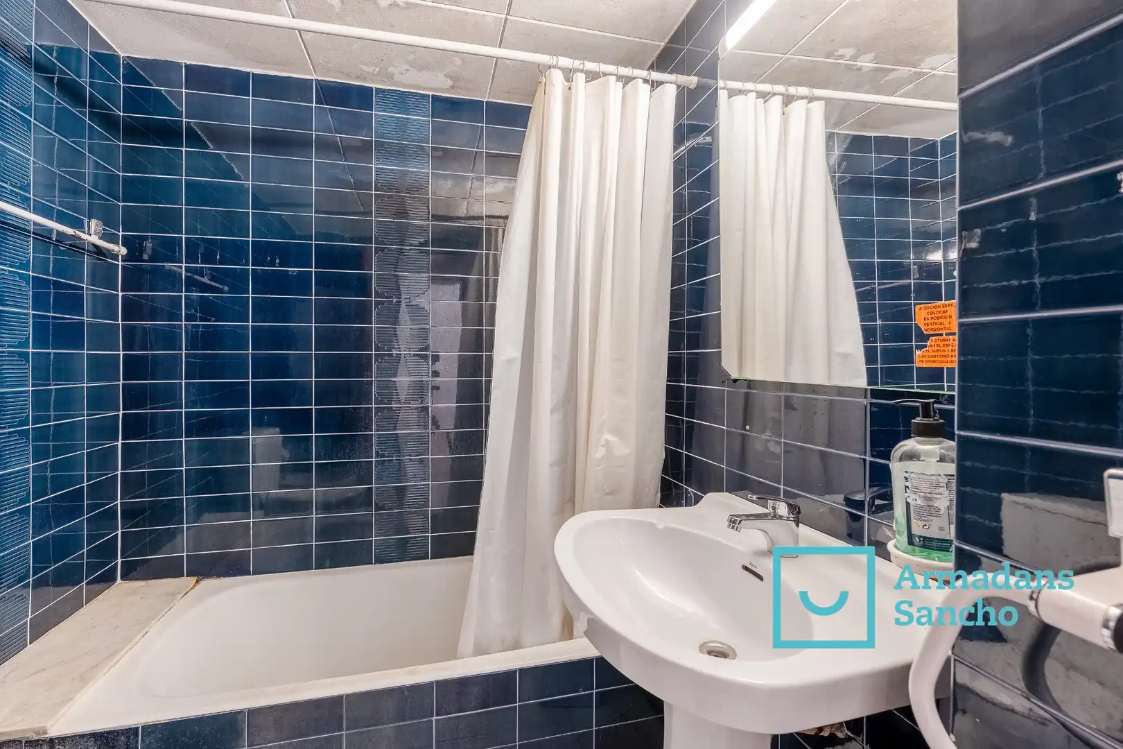 Bathroom of Flat for sale in Barcelona  with Parquet flooring and Balcony