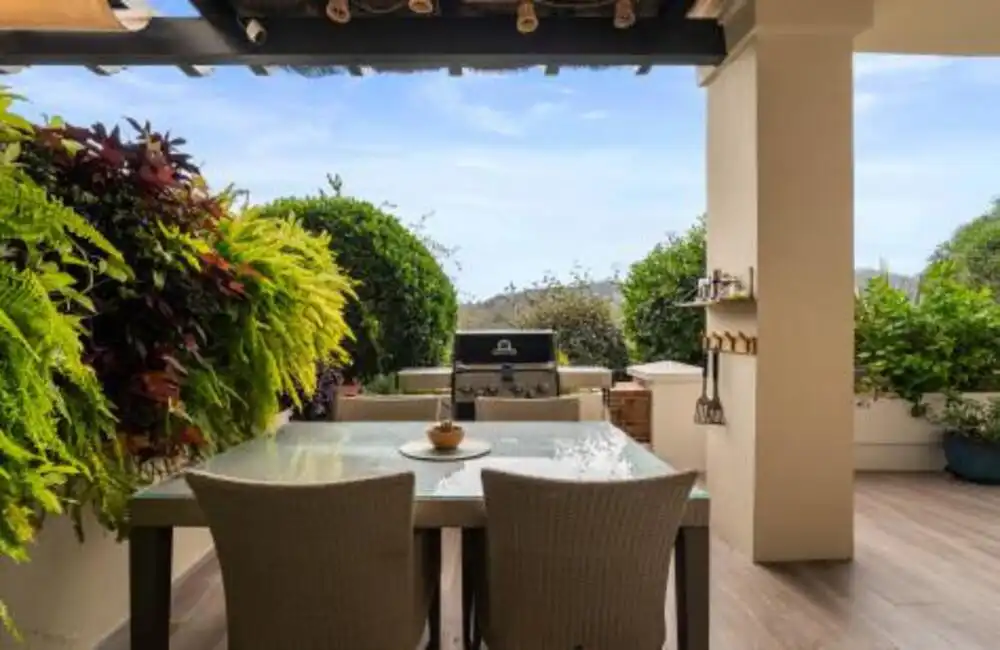 Terrasse von Erdgeschoss zum Verkauf in Benahavís mit Klimaanlage, Terrasse und Abstellraum
