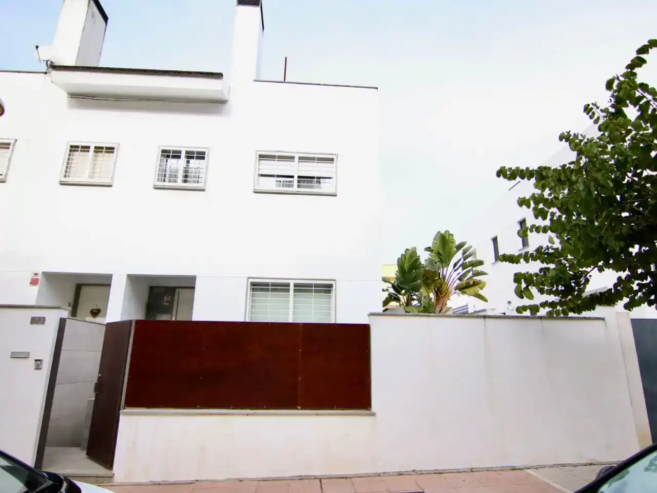 Vista exterior de Casa o xalet en venda en Mairena del Aljarafe amb Aire condicionat i Piscina