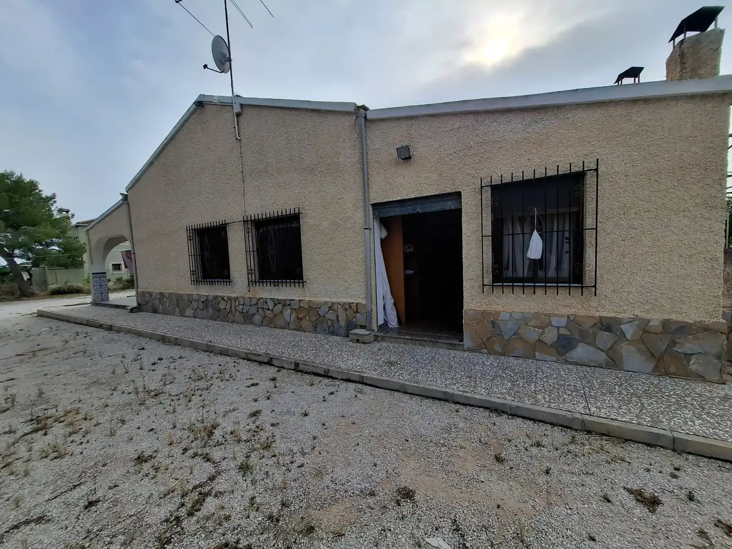 Vista exterior de Casa o xalet en venda en Elche / Elx amb Jardí privat i Moblat