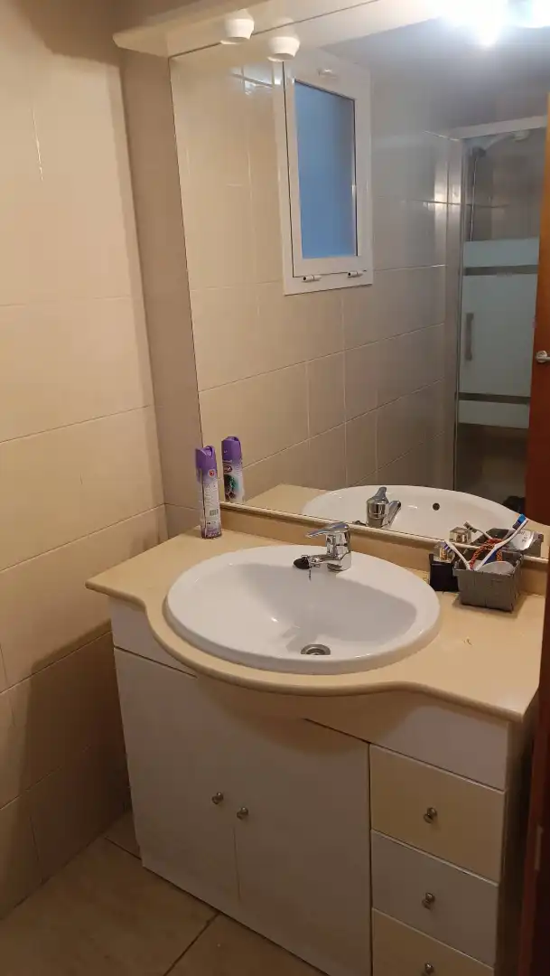 Badezimmer von Wohnung zum Verkauf in Montbrió del Camp mit Klimaanlage, Heizung und Privatgarten