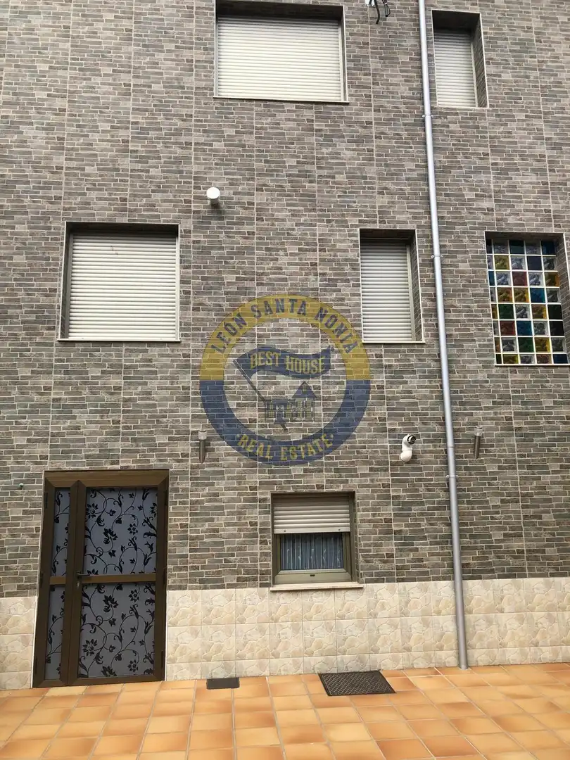 Vista exterior de Casa o xalet en venda en León Capital  amb Calefacció, Jardí privat i Moblat