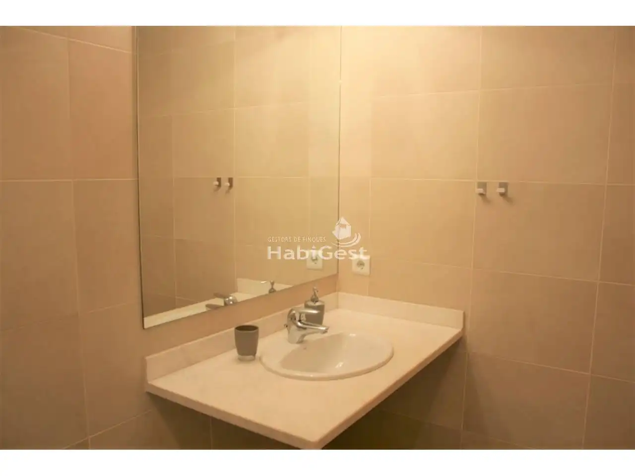 Badezimmer von Wohnung zum Verkauf in Girona mit Heizung, Möbliert und Balkon