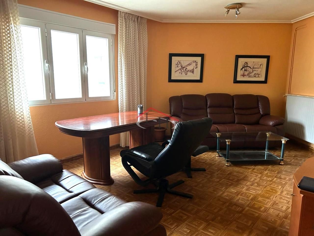 Sala d'estar de Pis en venda en León Capital  amb Calefacció, Parquet i Moblat