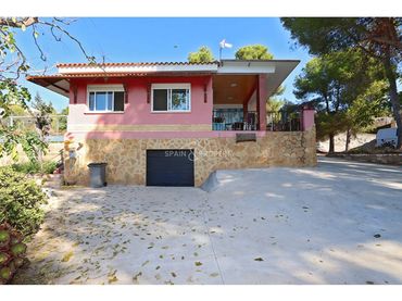 Casa amb piscina en venda a Calle Catadau