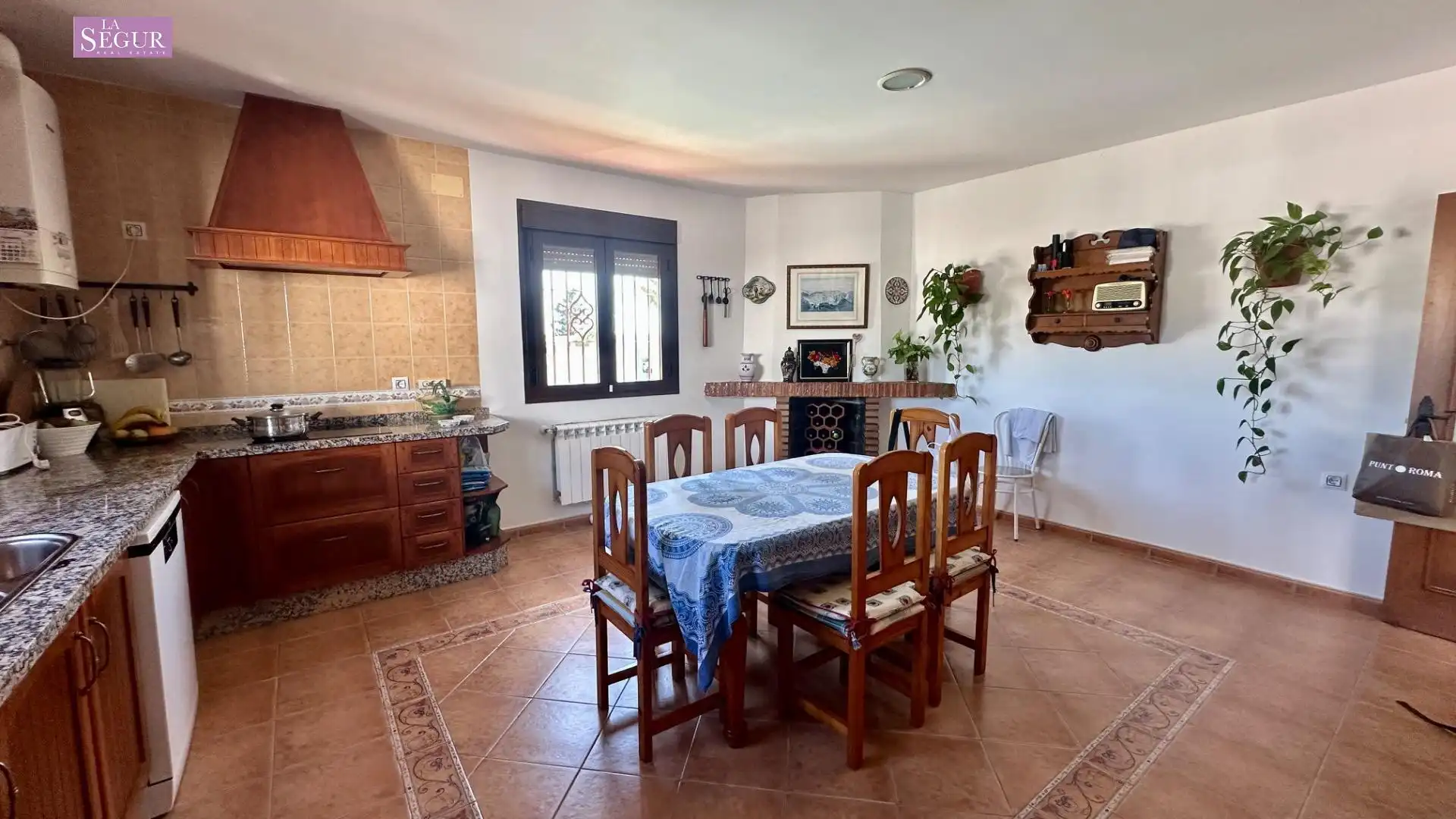 Menjador de Casa o xalet en venda en Conil de la Frontera amb Jardí privat, Terrassa i Piscina