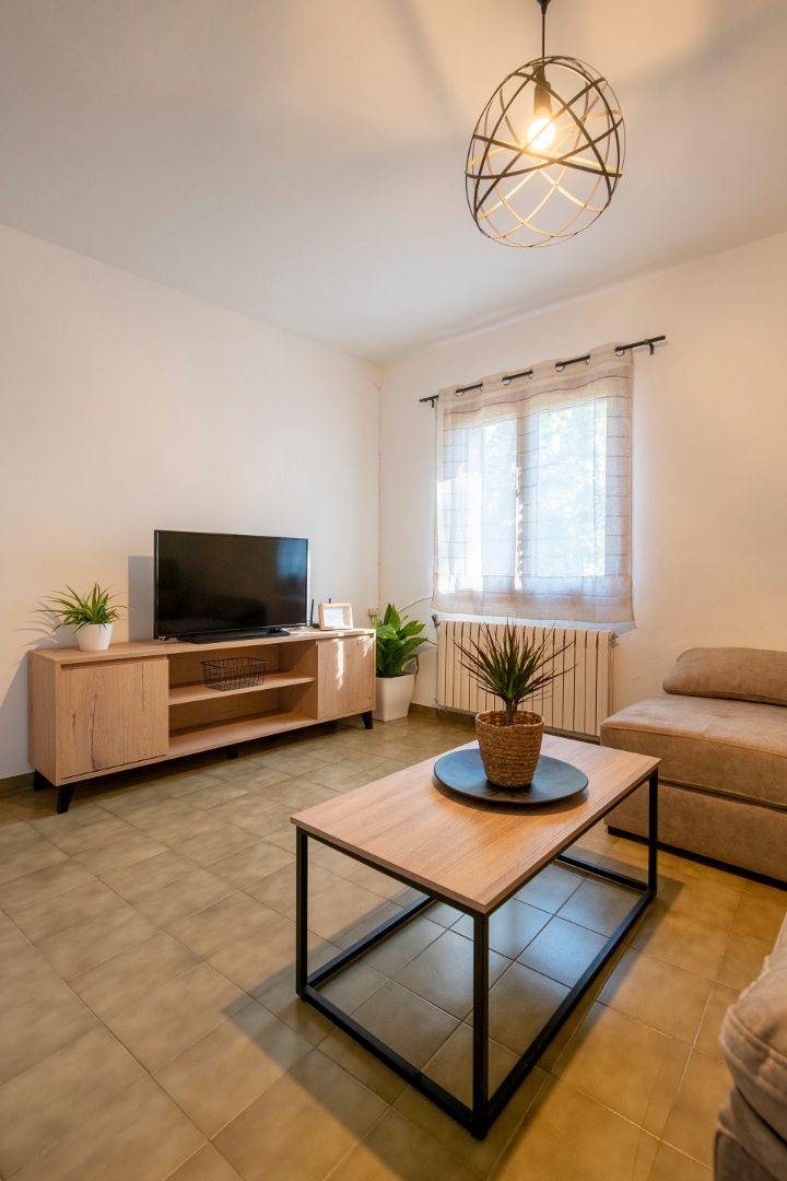 Sala d'estar de Casa adosada de lloguer en Montagut i Oix amb Calefacció, Parquet i Moblat