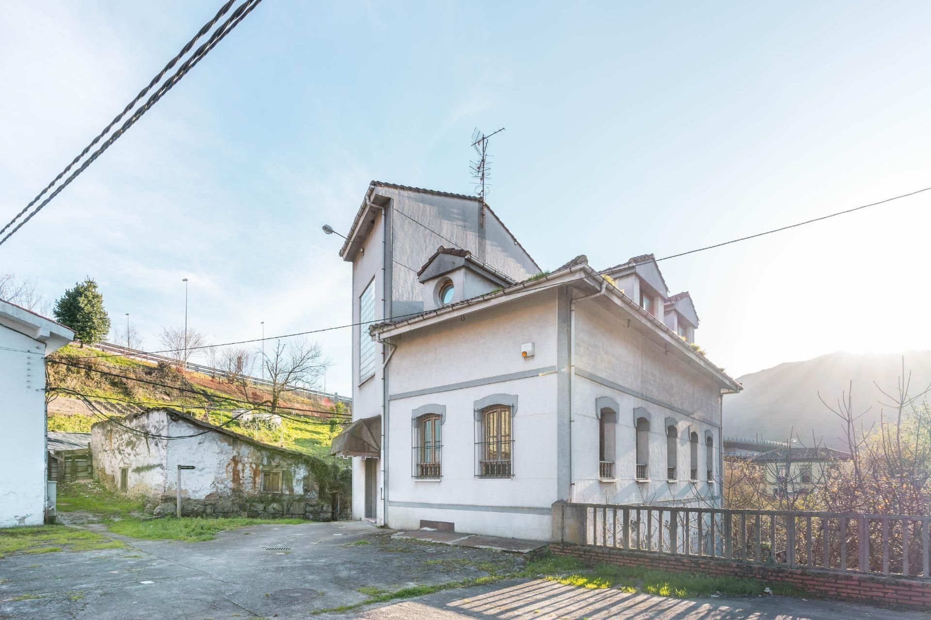 Vista exterior de Edifici en venda en Mieres (Asturias)