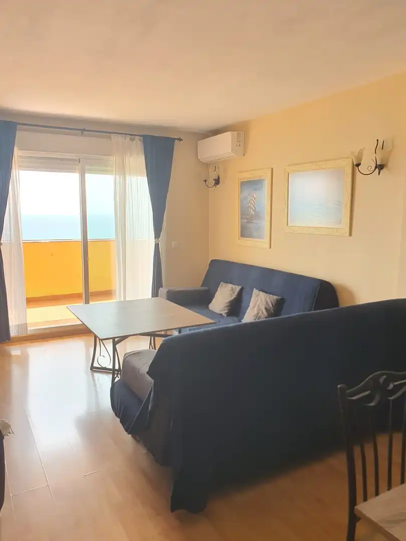 Sala d'estar de Apartament de lloguer en Fuengirola amb Aire condicionat, Calefacció i Terrassa