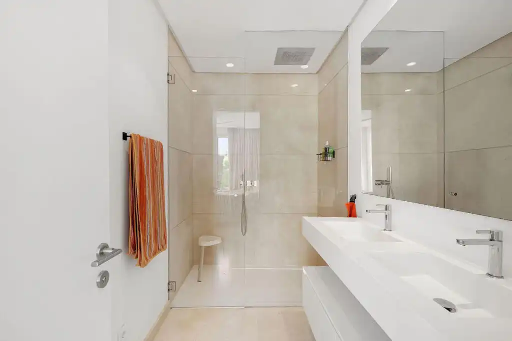 Bathroom of Ground floor for sale in Benahavís  with Air Conditioner, Private garden and Terrace
