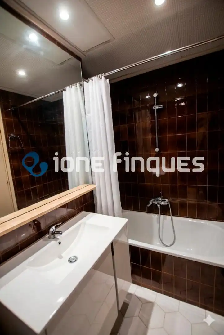 Badezimmer von Wohnung zum Verkauf in Barcelona mit Heizung, Privatgarten und Abstellraum