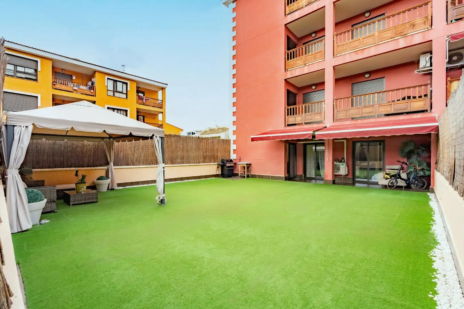 Terrasse von Erdgeschoss zum Verkauf in Arona mit Privatgarten, Terrasse und Balkon