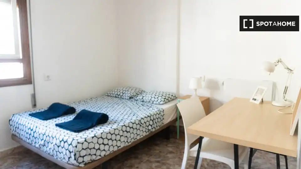 Habitación de Piso de alquiler en Valencia con Aire acondicionado, Calefacción y Amueblado