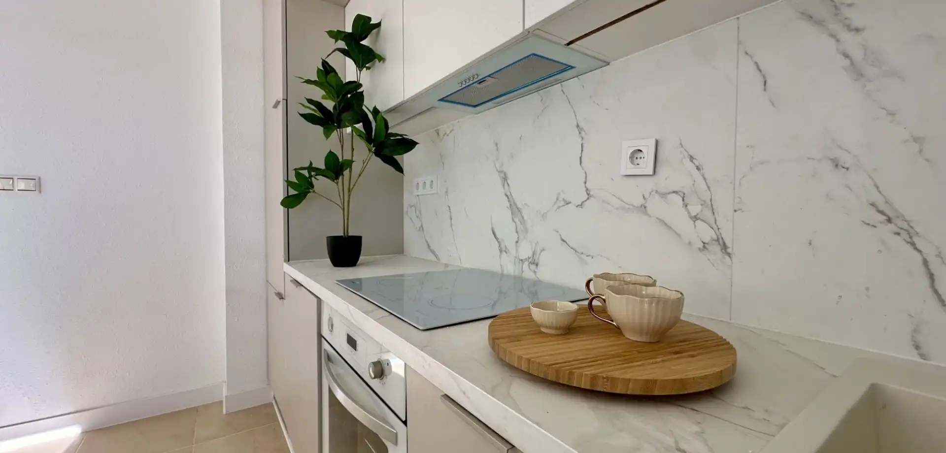 Cuina de Apartament en venda en Torrevieja amb Aire condicionat, Terrassa i Moblat