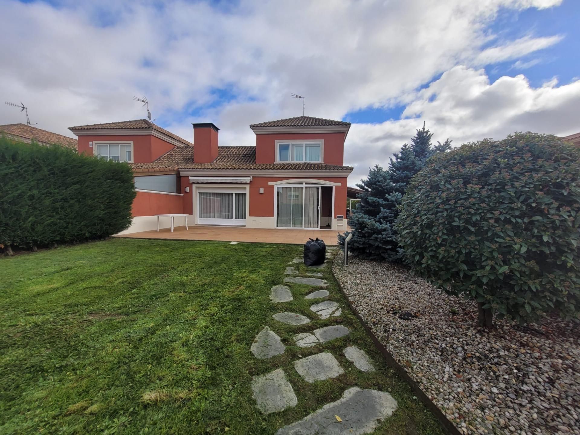 Außenansicht von Einfamilien-Reihenhaus miete in Carbajosa de la Sagrada mit Heizung, Privatgarten und Alarm