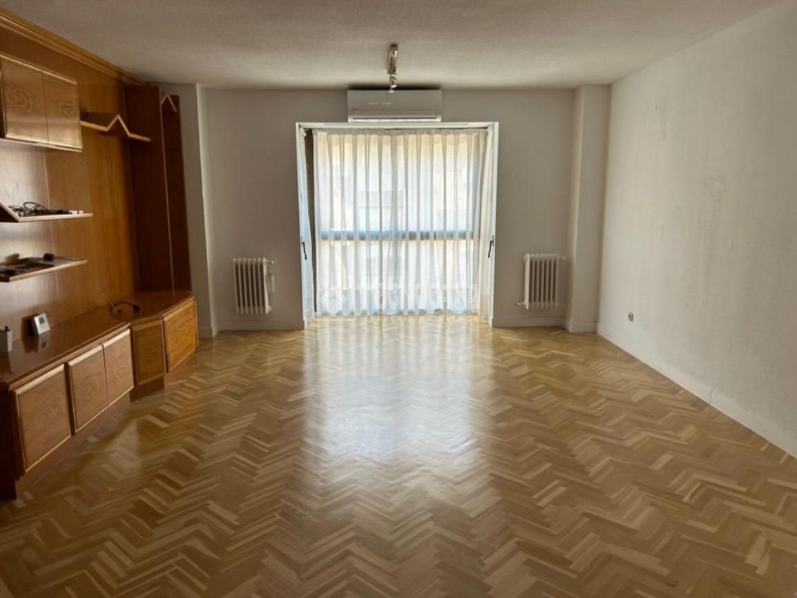 Living room of Flat for sale in  Madrid Capital  with Air Conditioner, Heating and Community pool