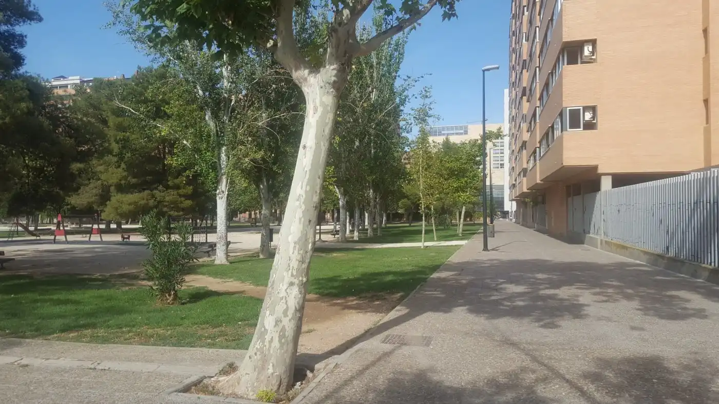 Außenansicht von Wohnung zur Miete in Zaragoza mit Klimaanlage, Heizung und Privatgarten