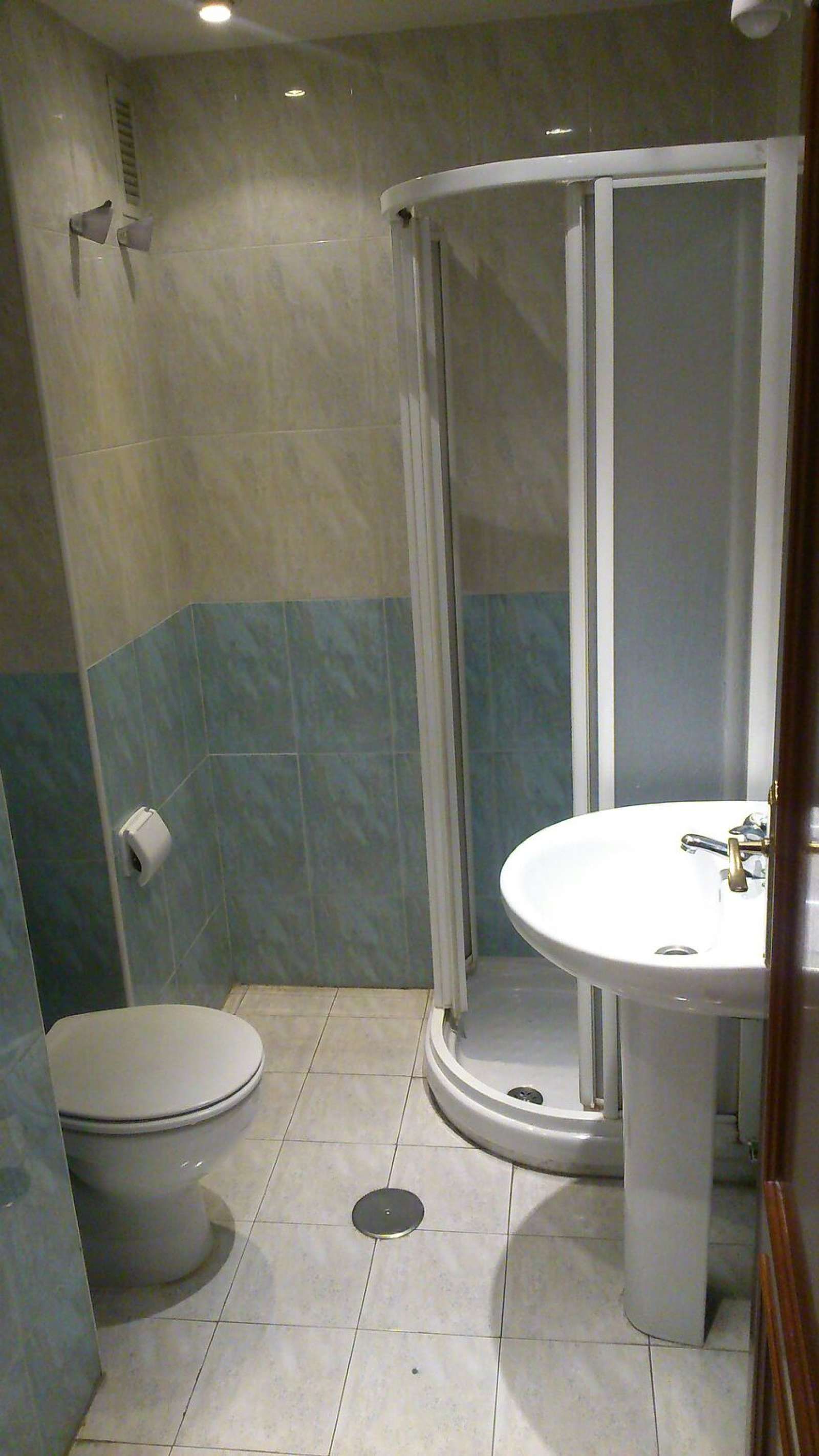 Bathroom of Apartment to share in  Jaén Capital  with Air Conditioner, Heating and Terrace