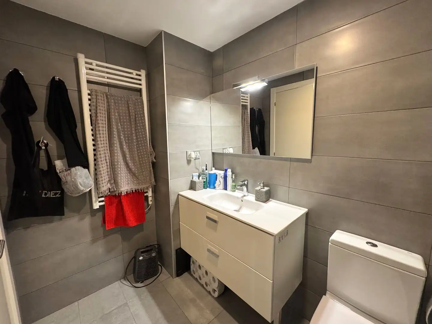 Badezimmer von Wohnung zum Verkauf in Barcelona mit Balkon