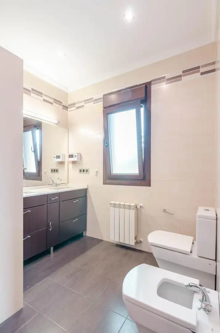 Baño de Casa o chalet en venta en Santo Adriano con Calefacción, Piscina y Alarma