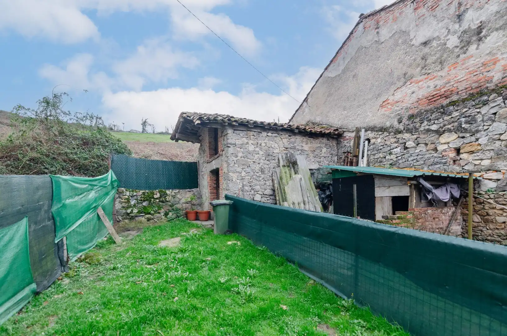 Außenansicht von Einfamilien-Reihenhaus zum Verkauf in Cangas de Onís mit Heizung und Abstellraum