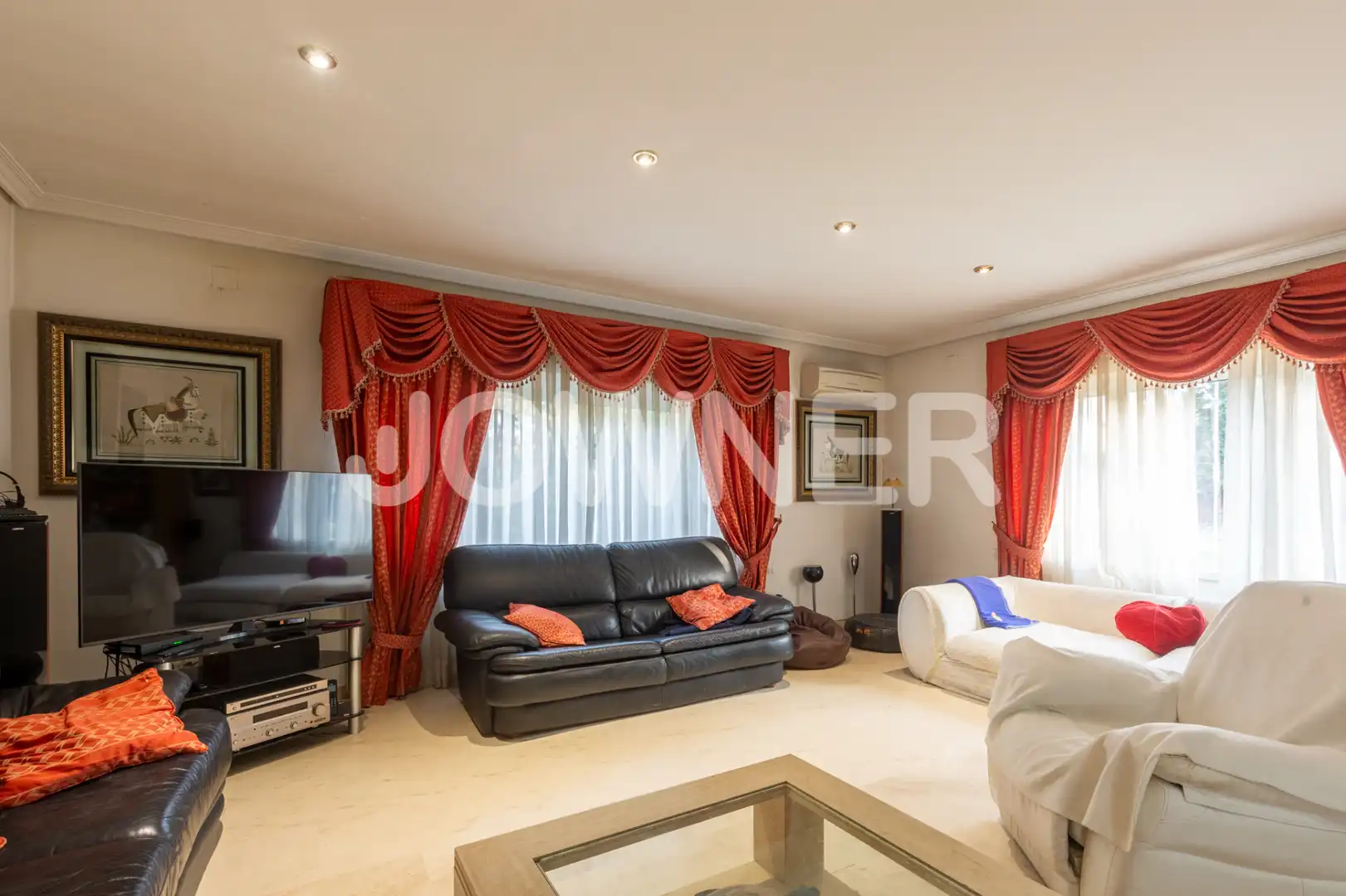 Sala d'estar de Casa o xalet en venda en Las Rozas de Madrid amb Aire condicionat, Calefacció i Jardí privat