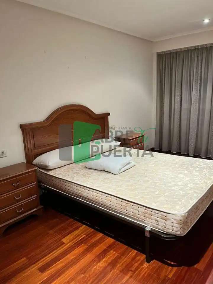 Dormitori de Pis de lloguer en Ourense Capital  amb Calefacció, Parquet i Moblat