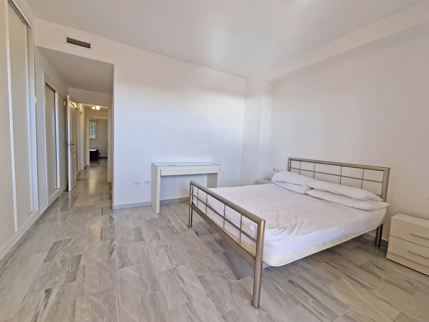 Dormitori de Planta baixa en venda en Marbella amb Aire condicionat, Terrassa i Piscina
