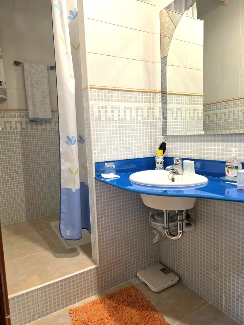 Badezimmer von Einfamilien-Reihenhaus zum Verkauf in Castro-Urdiales mit Heizung, Privatgarten und Parkett