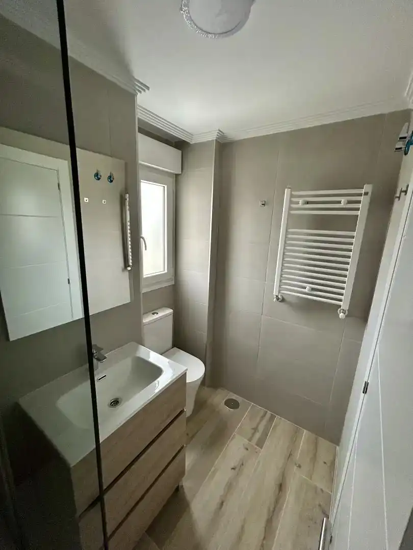 Baño de Piso de alquiler en Santander con Trastero