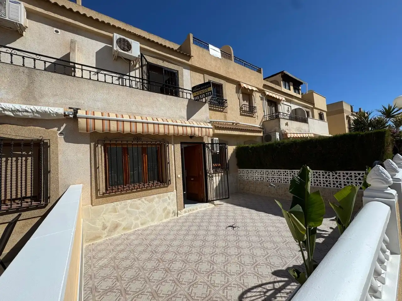 Vista exterior de Casa adosada en venda en Torrevieja amb Terrassa, Forn i Balcó