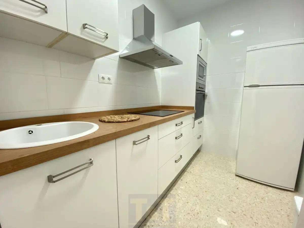 Cuina de Apartament de lloguer en La Antilla amb Terrassa i Moblat