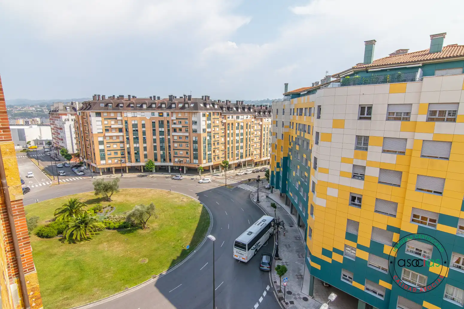 Vista exterior de Àtic en venda en Oviedo  amb Calefacció, Jardí privat i Parquet