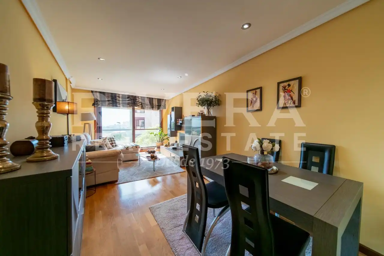 Living room of Flat for sale in Vigo   with Heating, Parquet flooring and Storage room