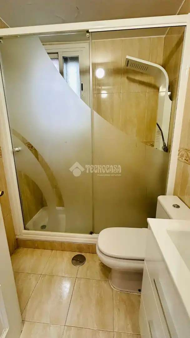 Bathroom of Flat for sale in Madrid  with Air Conditioner, Heating and Terrace