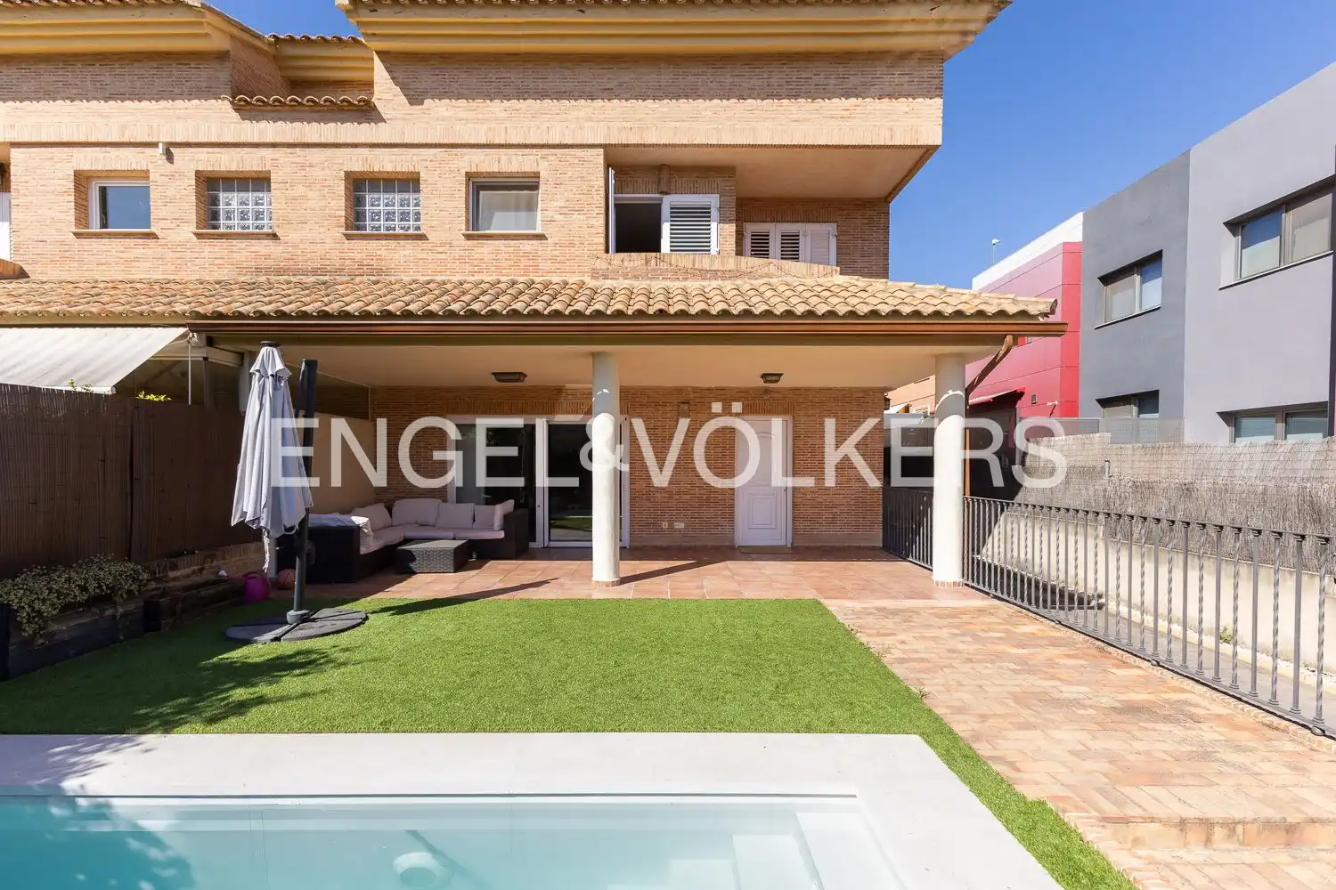 Vista exterior de Casa o xalet de lloguer en Torrent amb Aire condicionat, Calefacció i Jardí privat