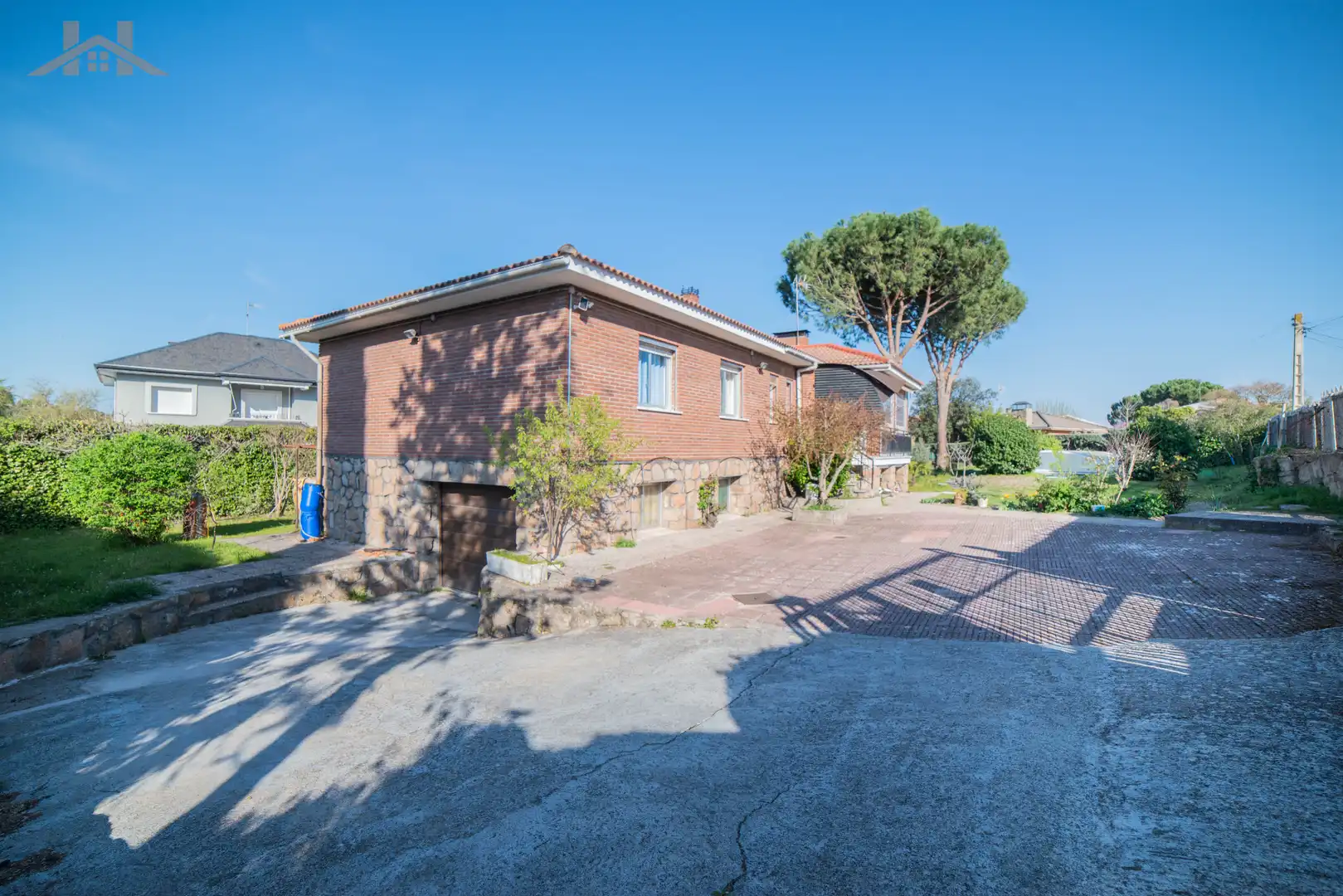 Vista exterior de Casa o chalet en venta en Villanueva de la Cañada con Jardín privado y Piscina