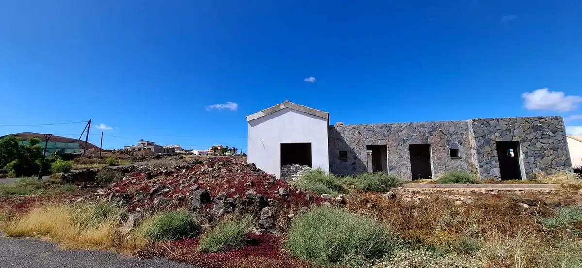 Vista exterior de Casa o xalet en venda en La Oliva amb Jardí privat i Terrassa