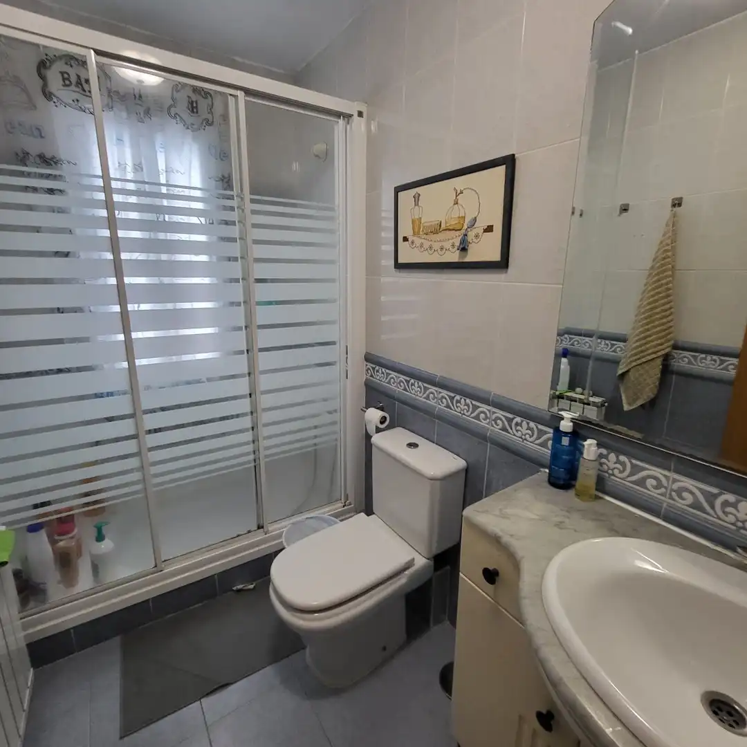 Baño de Piso para compartir en Ávila con Calefacción, Terraza y Amueblado
