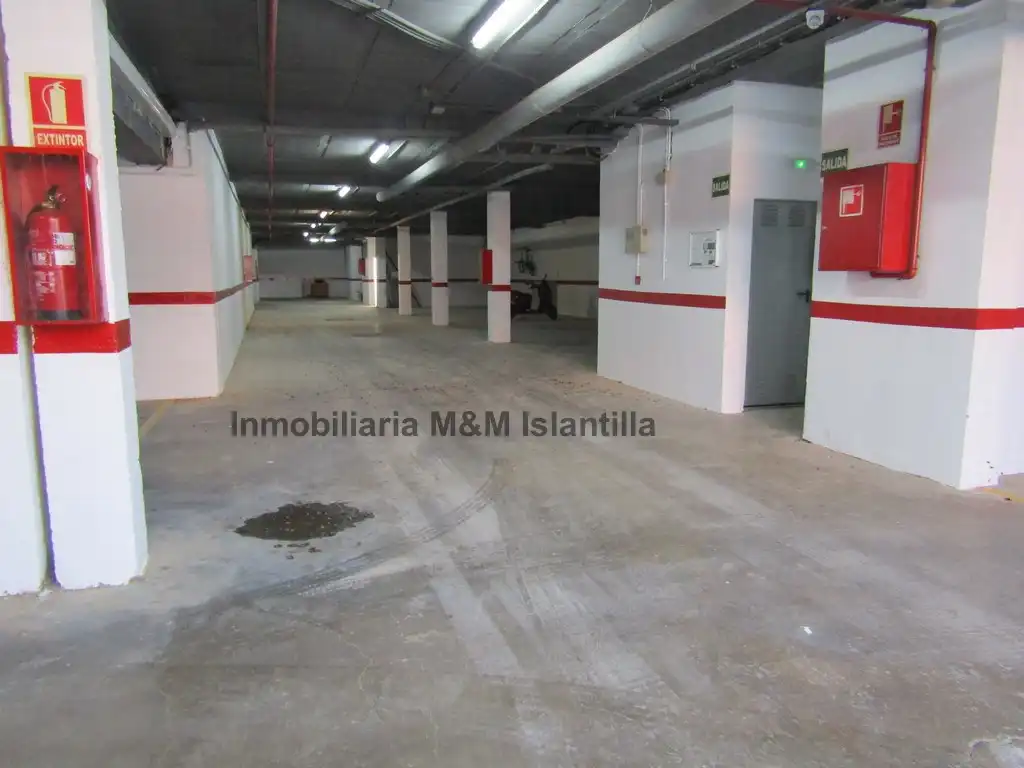 Parking de Casa adosada en venta en Islantilla con Terraza, Trastero y Amueblado