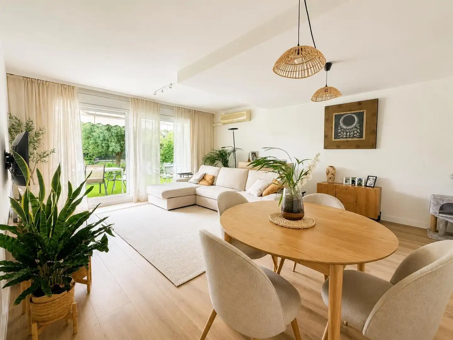 Sala de estar de Casa adosada en venta en Cunit con Aire acondicionado, Calefacción y Jardín privado