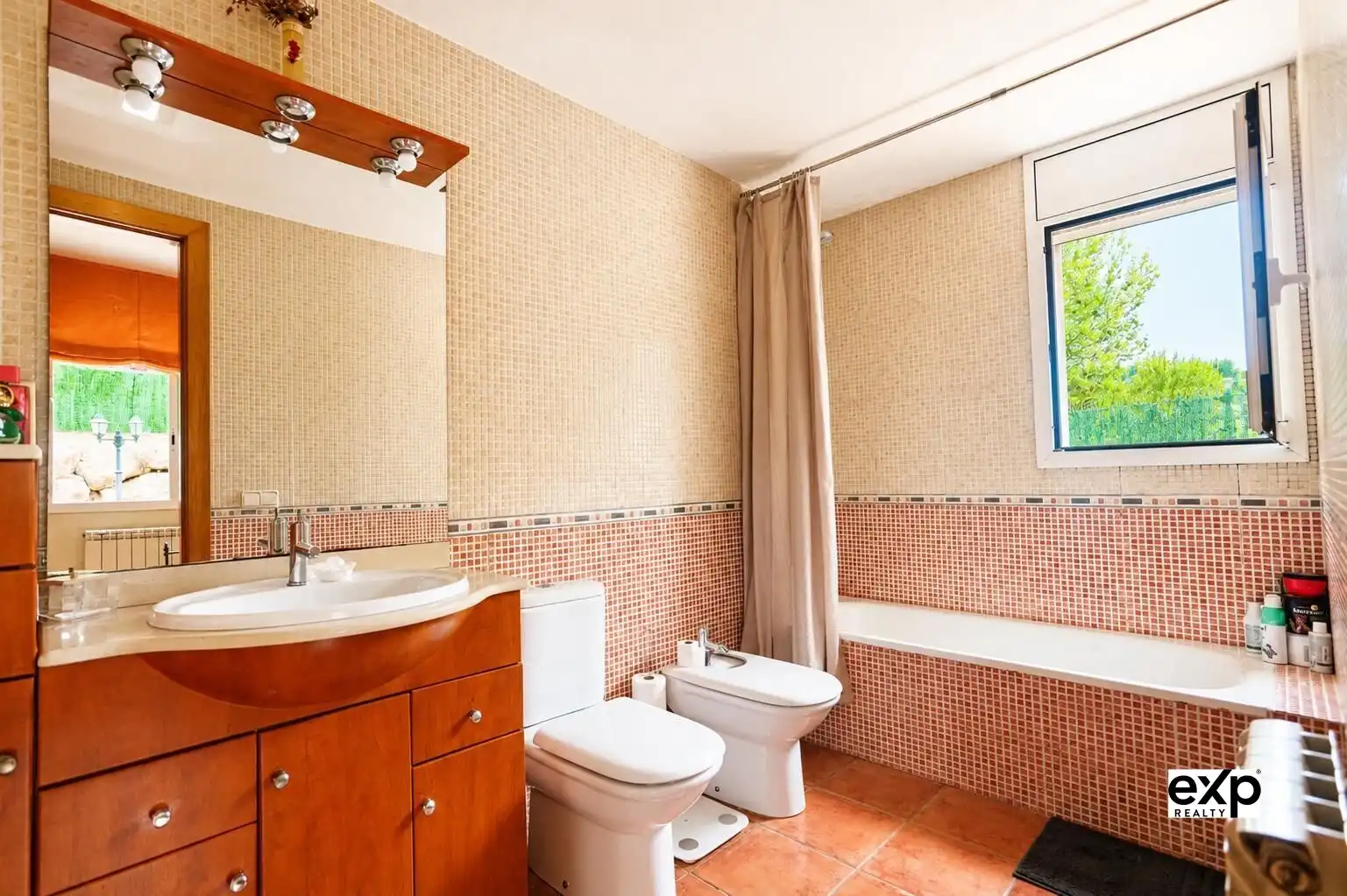 Badezimmer von Haus oder Chalet zum Verkauf in Calafell mit Heizung, Privatgarten und Terrasse