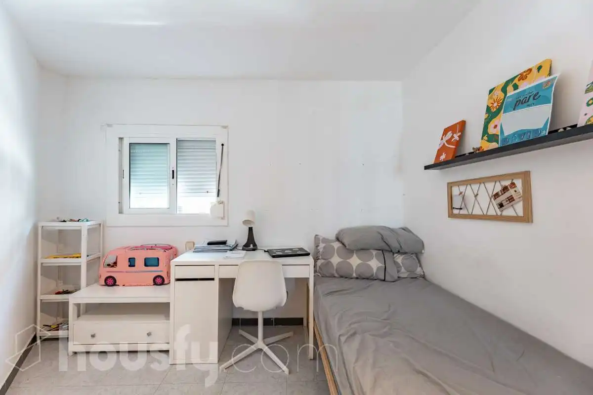 Dormitori de Apartament en venda en Gavà amb Aire condicionat, Terrassa i Moblat