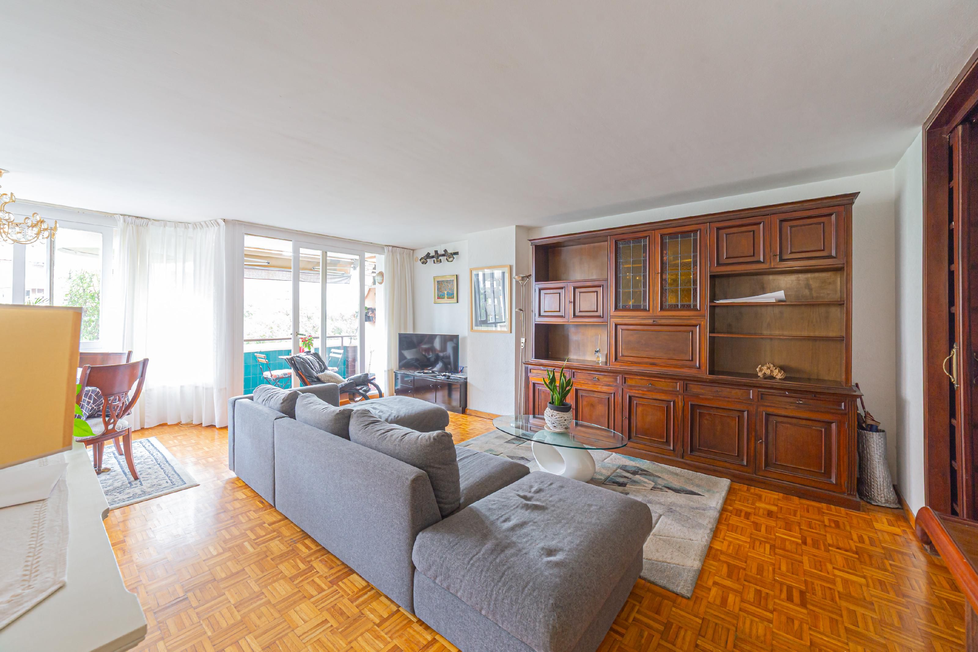 Living room of Flat for sale in  Barcelona Capital  with Private garden, Parquet flooring and Swimming Pool
